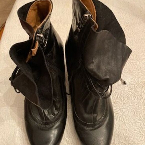 Stunning Earthies brand leather heeled boots add drama to any outfit Size 8.5M - Picture 5 of 8